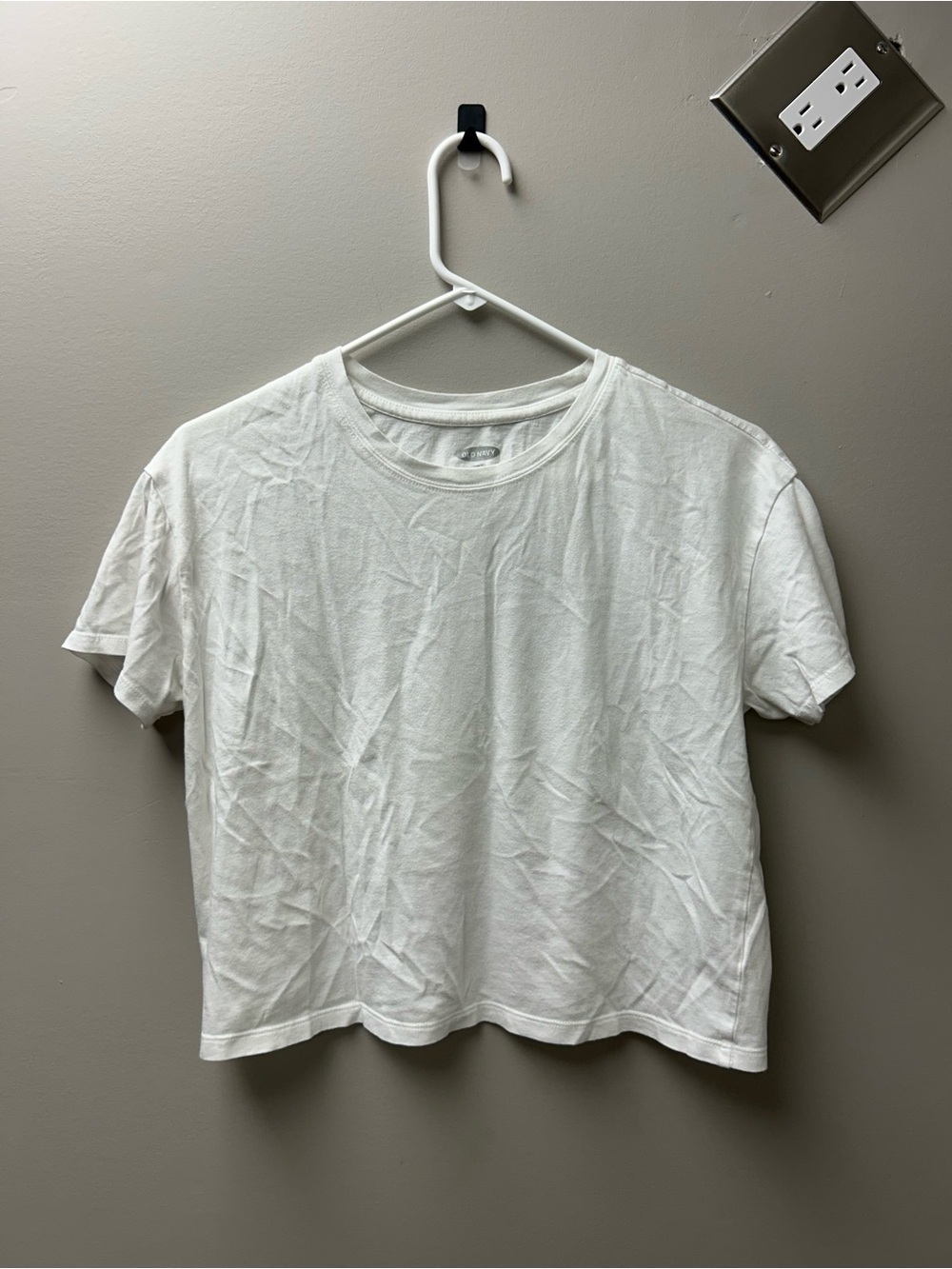 Old Navy Women’s Cropped White Tee Shirt